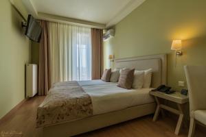 Кровать или кровати в номере Hotel Avra +33 фотографии