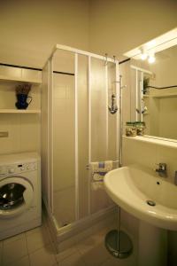 een badkamer met een wastafel en een wasmachine bij Borgo Antico - Casa del commodoro in Tellaro