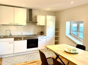Kuchyňa alebo kuchynka v ubytovaní Moderne Ferienwohnung Hubert Neuper im Zentrum von Bad Mitterndorf + 10 fotografií