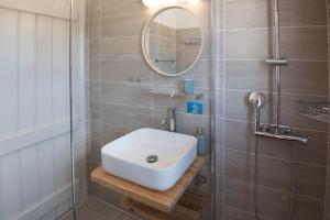 Kúpeľňa v ubytovaní THALASSA Seafront Superb 1BD house in Naousa