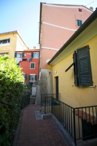eine Treppe, die zu einem Gebäude mit Fenster führt in der Unterkunft Borgo Antico - Casa del commodoro in Tellaro