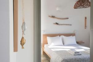 Posteľ alebo postele v izbe v ubytovaní THALASSA Seafront Superb 1BD house in Naousa