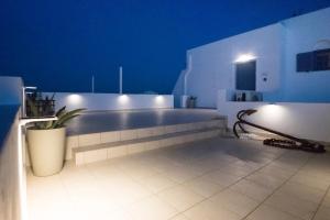 Bazén v ubytovaní THALASSA Seafront Superb 1BD house in Naousa alebo v jeho blízkosti