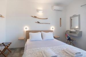 Posteľ alebo postele v izbe v ubytovaní THALASSA Seafront Superb 1BD house in Naousa