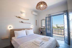 Posteľ alebo postele v izbe v ubytovaní THALASSA Seafront Superb 1BD house in Naousa