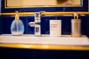 een badkamerbar met 2 flessen en een wastafel bij 2 on seven in Zagreb +74 foto's