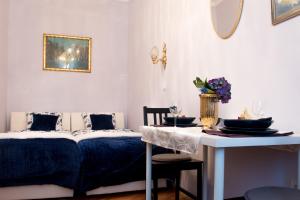 een eetkamer met 2 bedden en een tafel met borden bij 2 on seven in Zagreb