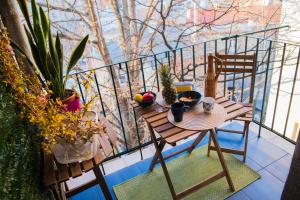 een tafel en stoelen op een balkon met planten bij 2 on seven in Zagreb