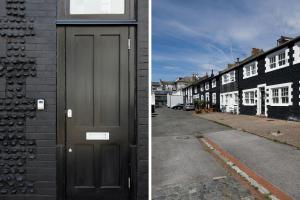 deux photos d'un bâtiment avec une porte et une rue dans l'établissement BEAUTIFUL 2 bedroom MEWS HOUSE WITH PARKING BY THE BEACH, à Brighton et Hove