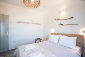 Posteľ alebo postele v izbe v ubytovaní THALASSA Seafront Superb 1BD house in Naousa