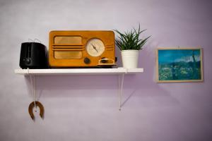 een plank met een oude radio aan de muur bij 2 on seven in Zagreb