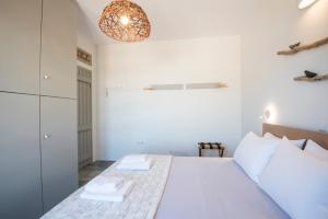 Posteľ alebo postele v izbe v ubytovaní THALASSA Seafront Superb 1BD house in Naousa