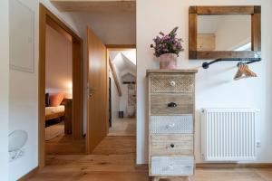 przedpokój z drewnianą komodą i sypialnią w obiekcie Ferienwohnung Flora Altaussee w mieście Altaussee