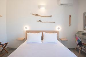 Posteľ alebo postele v izbe v ubytovaní THALASSA Seafront Superb 1BD house in Naousa