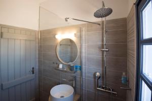 Kúpeľňa v ubytovaní THALASSA Seafront Superb 1BD house in Naousa