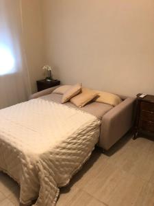 een bed met twee kussens in een kamer bij La casa di Anna in Viareggio