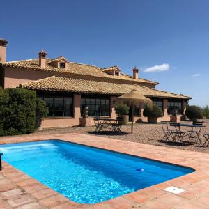 The swimming pool at or close to Casa Alta Finca El Revuelo