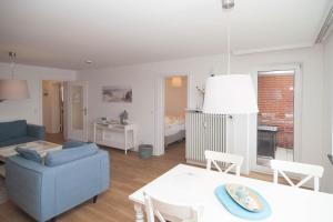 a living room with a couch and a table at Watt´n Blick in Hörnum