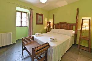 1 dormitorio con 1 cama con 2 toallas en Puente del Narcea en Cangas del Narcea