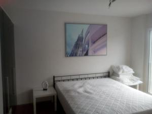 1 dormitorio con 1 cama con una foto en la pared en Quartier4u, en Au