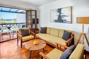 a living room with a couch and a table at Conylanza Castillo de Papagayo - Exclusivamente Nudista FKK in Charco del Palo