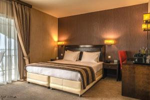 Hotel Avra tesisinde bir odada yatak veya yataklar
