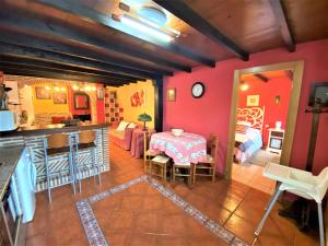 cocina y sala de estar con mesa y sillas en Casa Las Hortensias 1 Pendueles, en Llanes