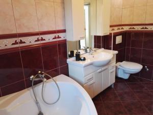 Koupelna v ubytování Risika Apartmani + 10 fotografií
