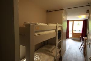 - une chambre avec 2 lits superposés dans l'établissement Archipel Accueil International - Studio Bois des Coqs, à Saint-Chaffrey