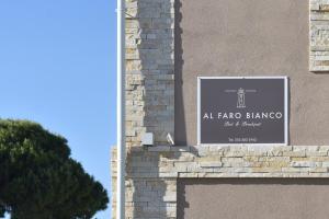 una señal en el lateral de un edificio en Al Faro Bianco B&B, en Vasto