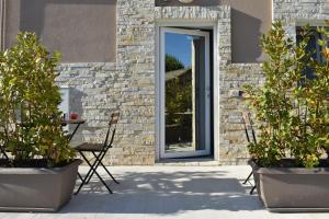 un patio con 2 sillas y una mesa con plantas en Al Faro Bianco B&B, en Vasto