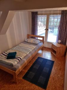 a bedroom with a bed and a large window at Ferienhaus Wernigerode "Am Schlossbühel" 5 Schlafzimmer in Wernigerode