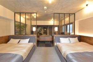 2 camas en una habitación con 1 dormitorio en Hotel Vintage Kagurazaka Tokyo, en Tokio
