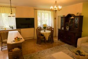 Apartament Parkowy في كراكوف: غرفة معيشة مع طاولة وغرفة طعام