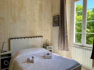 イエールにあるLe château des Angladesのベッドルーム1室(ベッド1台、タオル2枚付)