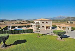 サ・ポブラにあるVilla Rey del Campo 140 by Mallorca Charmeの庭付きの家屋の空中風景