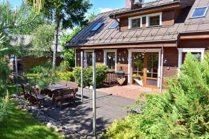 een huis met een patio met een tafel en stoelen bij Spa Villa Trakai in Trakai