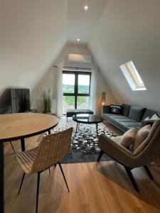 sala de estar con sofá y mesa en Stadtvilla Apartments Penthouse Diamant Suite en Weinsberg