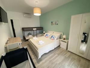 Postel nebo postele na pokoji v ubytování Residence La Perla Marzamemi + 13 fotografií