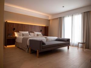 1 dormitorio con 1 cama grande y 1 sofá en Hotel Palacio La Marquesa 4 Estrellas SUP en Teruel