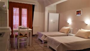 Posteľ alebo postele v izbe v ubytovaní Ikos Studios and Apartments