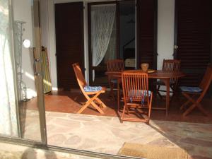 comedor con mesa y sillas en villa plein sud 200 mètres de la plage en Saint-Jean-de-Monts