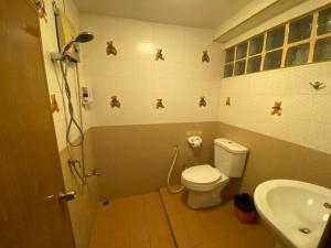 y baño con aseo y lavamanos. en Star Guesthouse, en Patong Beach