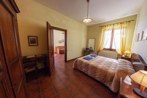 日帕特尼納的住宿－Agriturismo La Capezzagna，一间卧室配有一张床、一张桌子和一个窗户。