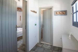 Kúpeľňa v ubytovaní THALASSA Seafront Superb 1BD house in Naousa