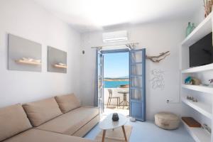 Televízia a/alebo spoločenská miestnosť v ubytovaní THALASSA Seafront Superb 1BD house in Naousa