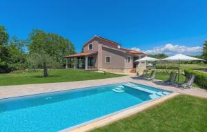 Bazén v ubytovaní Holiday House Vita alebo v jeho blízkosti