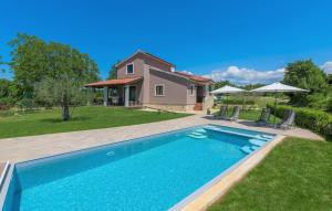 Bazén v ubytovaní Holiday House Vita alebo v jeho blízkosti