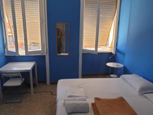 Habitación azul con 1 cama y 2 ventanas en Art in Accommodation, en Roma