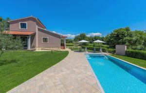 Bazén v ubytovaní Holiday House Vita alebo v jeho blízkosti